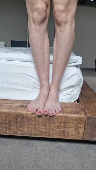 silicone_brunette: Toes Teasing
