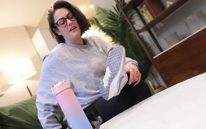 Countess diamond: Roommate Submissive - Gym Foot Worship