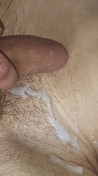 Ha scopato la sissy effeminato duramente sul tavolo senza preservativo, con un sacco di sperma che ha sparato fuori dai loro grandi cazzi!