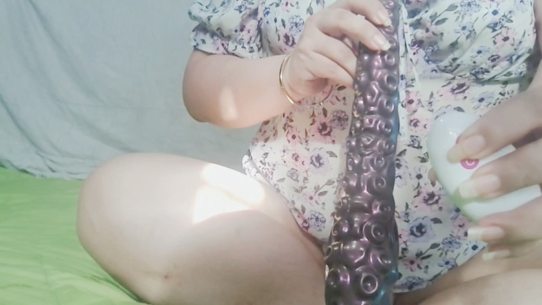 MassiveHungFoxy: Ibu tiri seksi ini mencari seseorang untuk memasukkan kontol besar...
