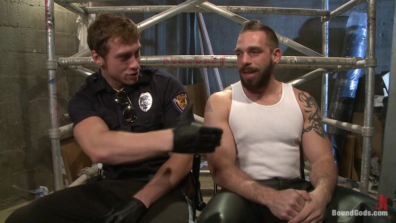 Bound gods: 도적 경찰과 털이 무성한 바이커