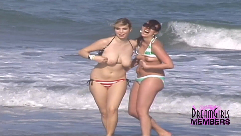Dream Girls: Fetele se dezbracă pe o plajă