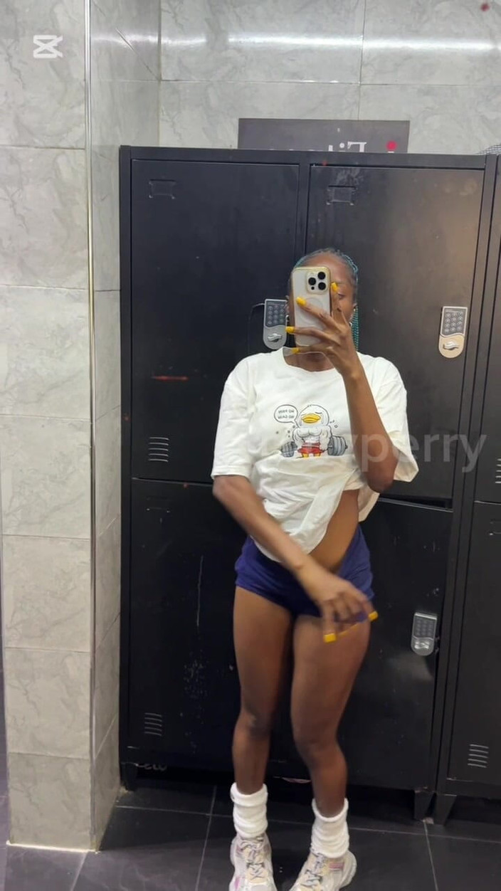 Spicy perry: 공중 화장실에서 내 엉덩이를 과시.