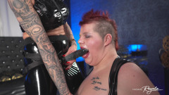 Madame Royale Hamburg: Malá tlustá otrokyně děvka kouří můj strapon Madame Royale Femdom