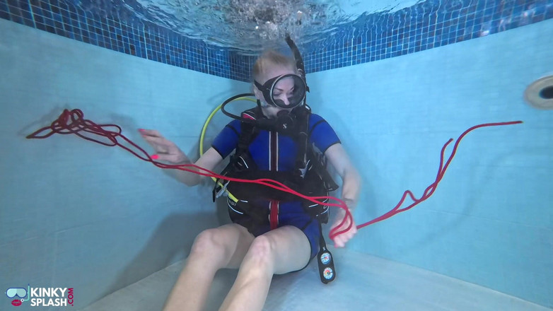 UKCuteGirl: Obligado debajo de la superficie - provocación de buceo y juego...