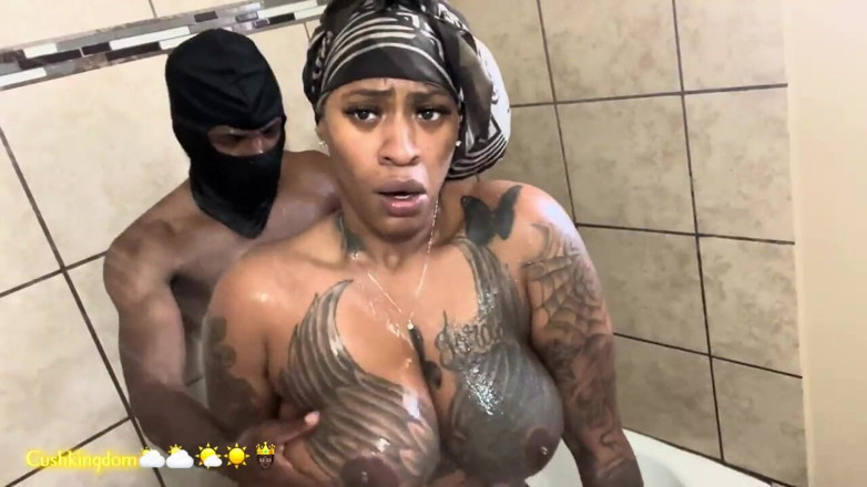 Onlyfanscushkingdom1: O tipă cubaneză grasă și sexy își arată tatuajele, apoi este futută în...