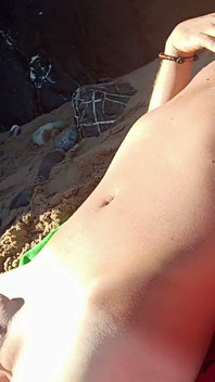 Un Chico Sexy En La Playa Se Masturba Y Se Traga Su Semen.