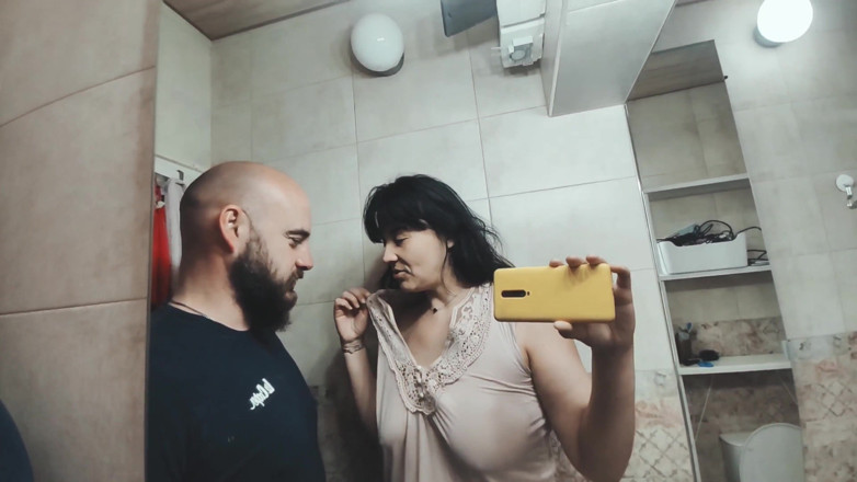 Hairy Homemade Amateur Orgasms: Pissen in de mond van haar man - vernederingsfetisj