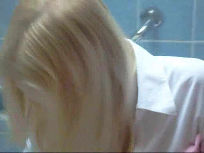 Blondehexe: Teeny Rasiert Sich Und Macht Dann Telefonsex