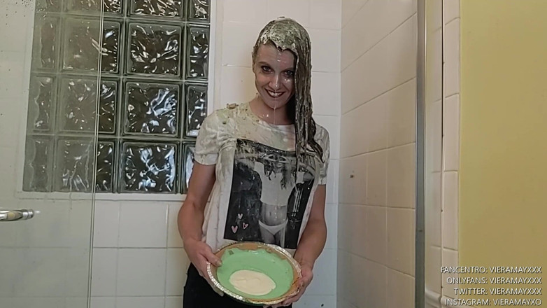 VieraMayXXX: Dağınık slime ile duşta eğleniyor