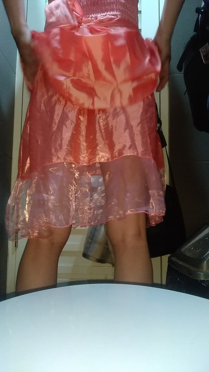 Naomisinka: Crossdressing a mrdka nosící dívka saténová párty růžové mini šaty