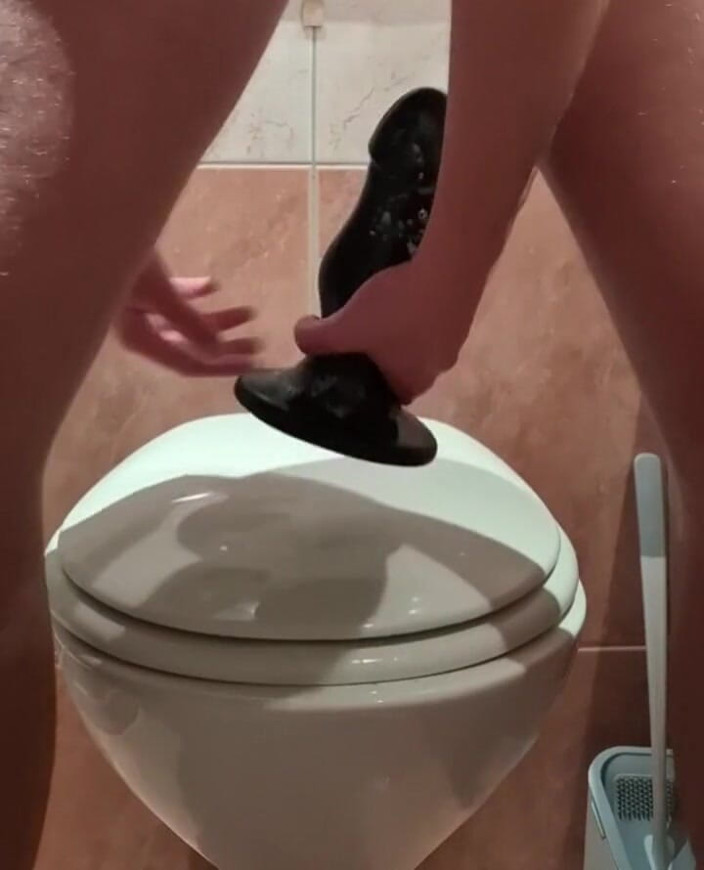 NoFace Twink X: Gorący gej twink jedzie ogromne dildo analne