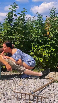 Opravdový Pár Měl Tvrdý Sex Na Zahradě Mezi Keři
