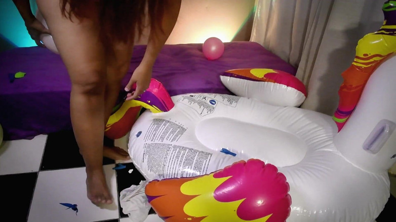 melu_world: Baloane pop călărind Unicornul meu mare gonflabil - Bunny Looner