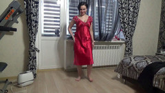 Sexy Milf: あなたのためにセクシーな赤いサテンのネグリジェをモデリングする最もセクシーな私の衣装N4