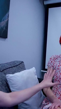 Plachá dívka fake castingový hovor s kouřením a anální hrou