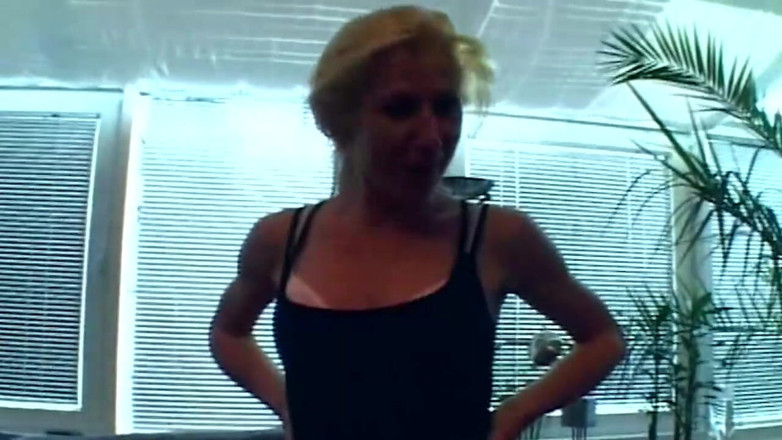 Onlyxfans: Zralá blondýnka prolapsuje rosebud při prstění mokré díry