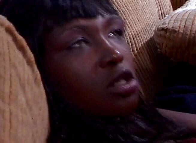 Dark Extreme: 黑人荡妇抽干并骑乘大白鸡巴