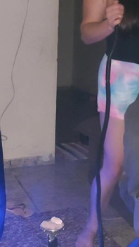 Garota depois da festa, seduz amigo até fazer tudo o que quiser com seu pau grande