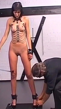 Bağlı olgun orta yaşlı seksi kadın birden fazla adam tarafından azdırıyor ve dokunuyor