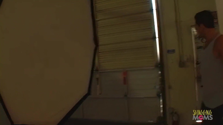 Shagging Stepmoms: India Summer, štíhlá královna, má sexuální setkání s genitálním vyvrcholením.