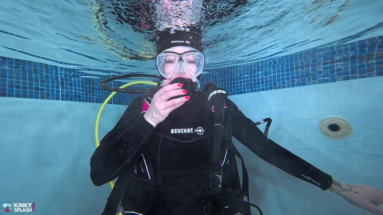 UKCuteGirl: Bubble tease: Instrução subaquática em equipamento de mergulho completo