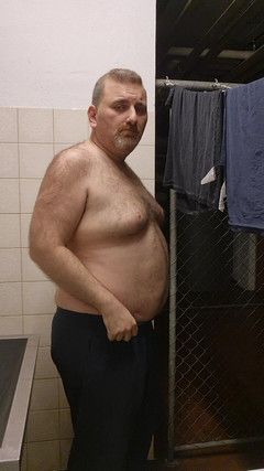 ChubbyDaddyBearLuka: Grube i owłosione paski niedźwiedzia w pralni