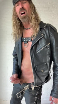 Longhairdude în piele completă labă și tăieturi