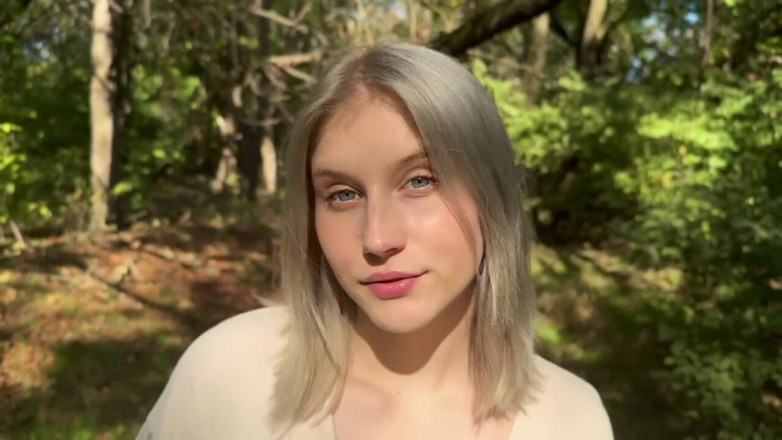 MertyXXX: O plimbare printr-un parc abandonat în căutarea unui exhibiționist