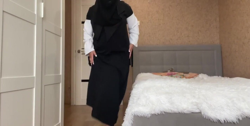 Lux Eva: La moglie araba si masturba fino all'orgasmo attraverso le mutandine