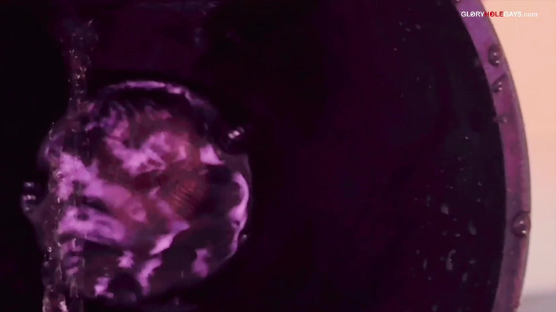 GLORYHOLEGAYS: Twink at the gloryhole - cowok ini pengen banget nyepong kontol...