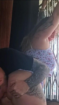 Il vicino con un bel culo mi chiama per scopare dalla finestra e vedere il cuckold uscire