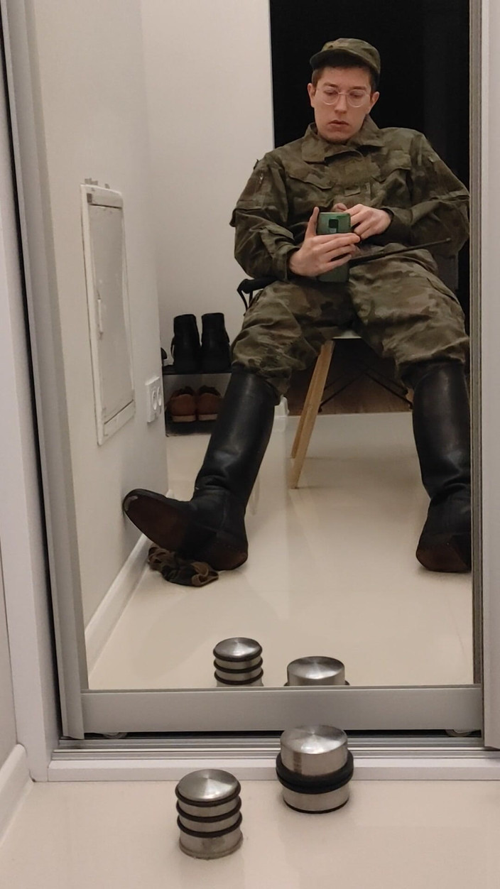 Gayfucker25: Soldat wichst in Military Officers 2