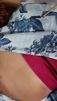 Le garçon et la liaison secrète du voisin avec un garçon en train de baiser