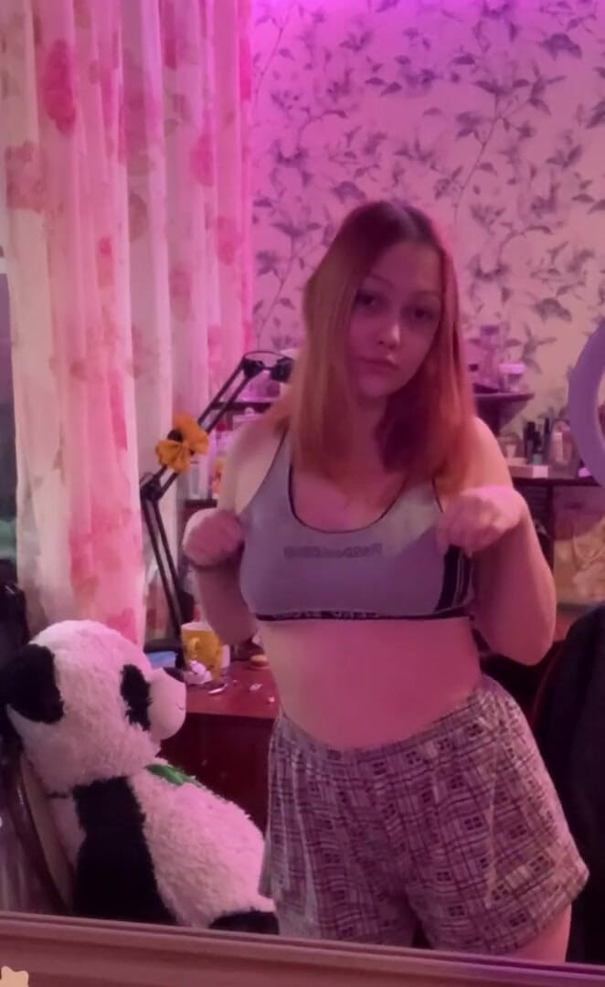 SashaSweet69: Îmi arăt cât de frumoasă sunt și curul meu)