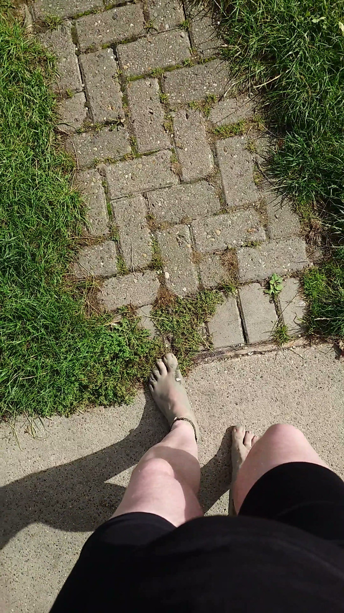 Footfetish: Strandspaziergang Mit Dreckigen Füßen