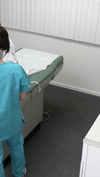Zboczony doktor zapewnia ciężką lekcję walenia do leżącej nastolatki nadziewania jej małej cipki pełnej kutasa i zakrywania jej ładną twarz