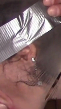 Mit Nylon verdeckt, mit Klebeband verbunden, Gesichtsficken und Spermaspritze im Mund
