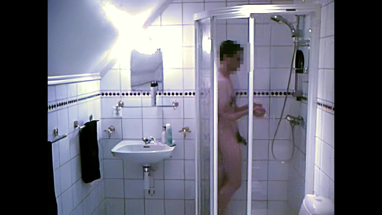 Mark Hannes: Scopando la pipì e masturbazione in doccia