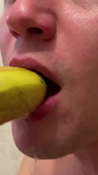 En mycket smutsig halsträning med banan och mjölk. Inte för alla