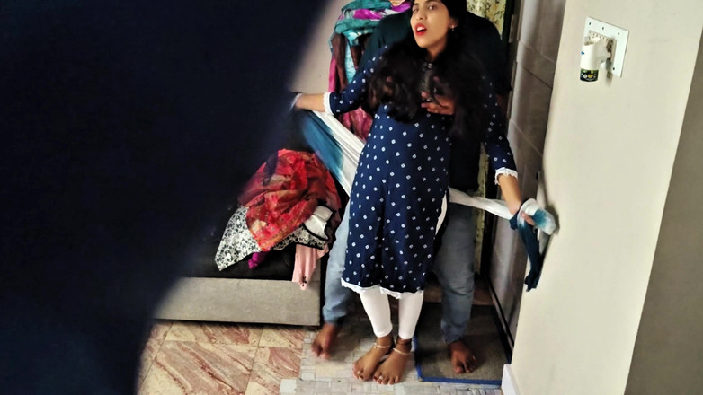 Parizadi: Une étudiante indienne à la chatte étroite se fait baiser par une grosse...