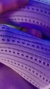 白いフィッシュネットストッキングで、魅力的な黒人のスラットの太ももの間でオナニー