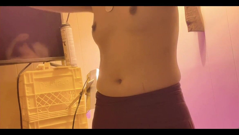 sweethanajapanese: 性感的日本阴户可爱的小女孩独自在房间里
