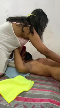 Velká prsa nezbedná Bhabhi vejde do Devarovy ložnice a je ošukána