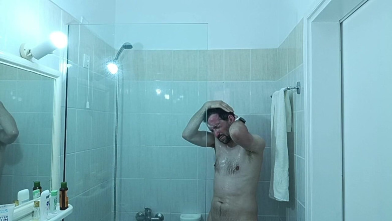 kickerscooter: Moi, seul sous la douche, le petit a été attrapé !