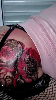 Un enorme dildo rosso che distrugge il sedere di una shemale tatuata
