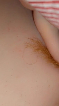 Rahasia kesenangan memek mungil di bawah selimut.