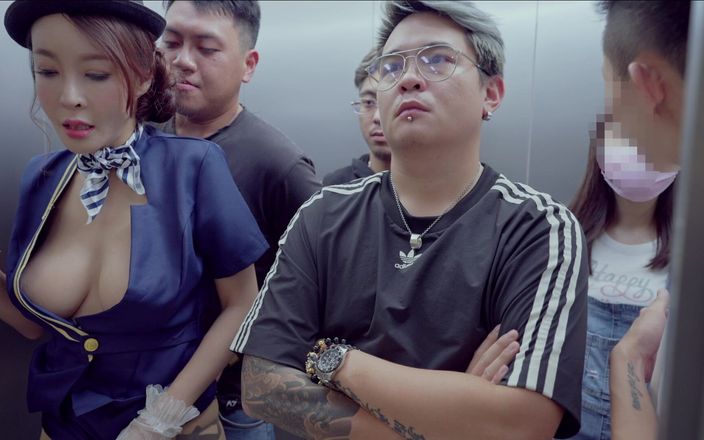Perv Milfs n Teens: Nadržená Čínská letuška ve výtahu akce - Perv Milfs n Teens