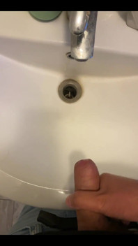 Stayed in a Houseshare for a Night and I Unloaded in the Sink