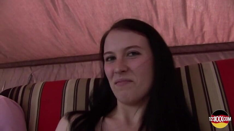 123XXX - 100% Amateurs: Miluje brát to zezadu přímo do pusy